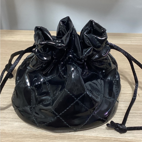 Guess Black Patent Leather Travel Bag Pouch Jewelry Makeup Drawstring  NWOT - Picture 3 of 9